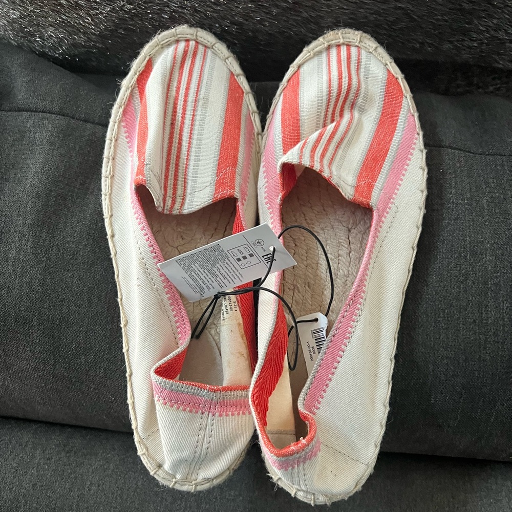 GAP women’s espadrille shows